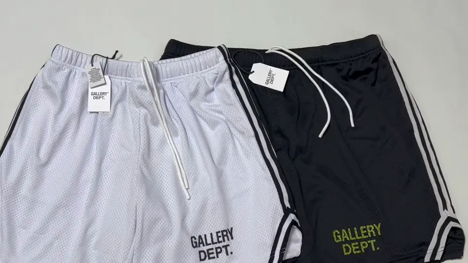 GALLERY DEPT. VENICE COURT SHORTS English mesh shorts Logo webbing wide-leg basketball shorts Black and white S-XL Original molding Loose wide-leg version American boys' first choice Breathable mesh fabric Superimposed soft material inside Comfortable and easy to match Custom-woven original consistent webbing/main mark/component wash mark Details are enlarged to follow